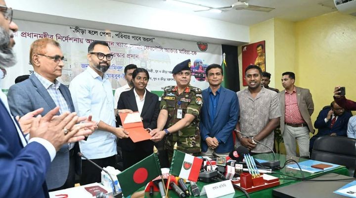 ‘আয়রনম্যান’ মারিয়াকে আর্থিক পুরস্কার ও স্পন্সরশিপ দিলেন যুব ও ক্রীড়া প্রতিমন্ত্রী